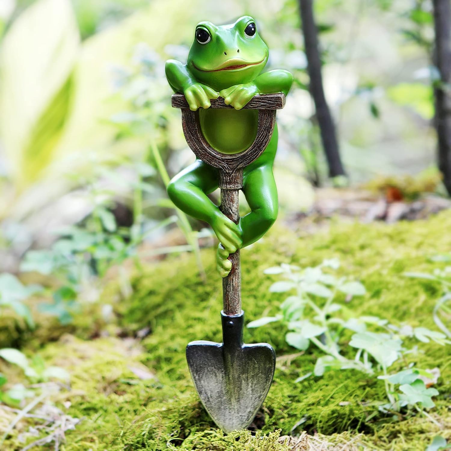 Frog Figurine Garden Statue Outdoor Decoration Frog with Shovel Plant Decor Landscape Resin Sculpture Gift Art Accessories Animal Ornament for Yard Lawn Patio Outside Backyard Home Pots